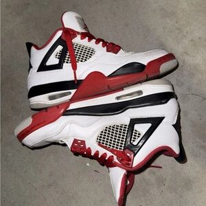 Jordan 4 fire red size 7Y(25cm and fits bulky) fair condition(can be cleaned)